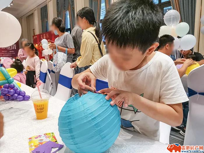 小朋友们做灯笼 5f65d7b9dbe67.jpg